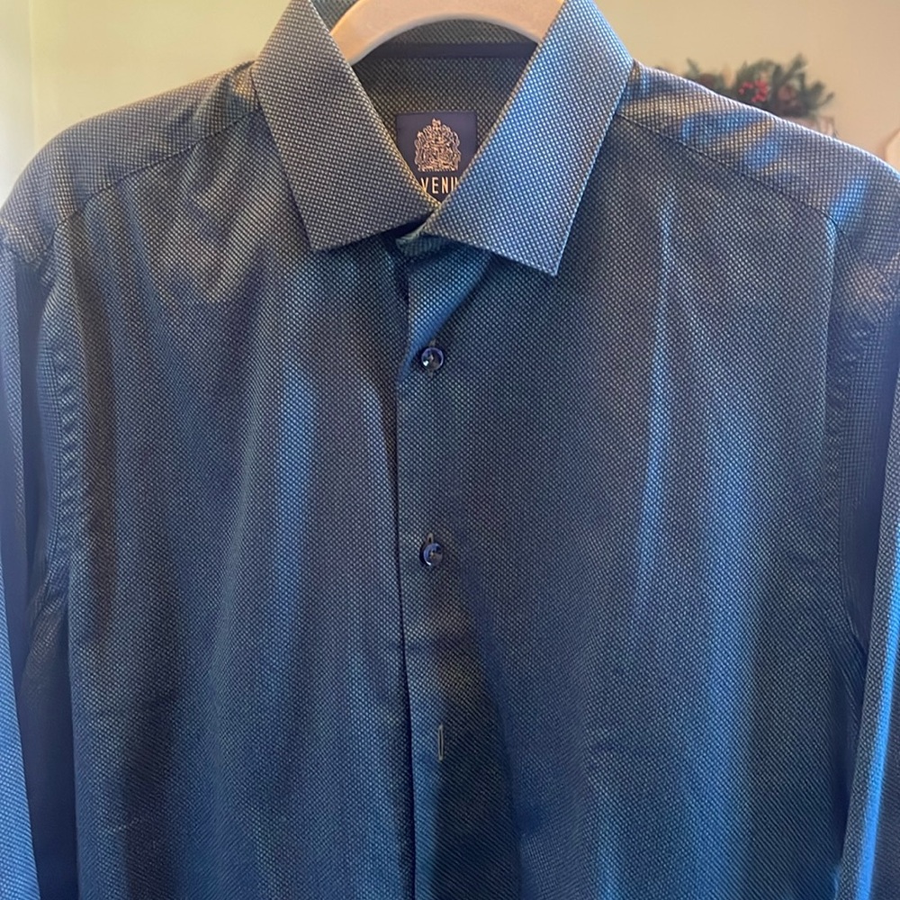 Men’s size medium Avenue 21 long sleeve casual button-down dress shirt.